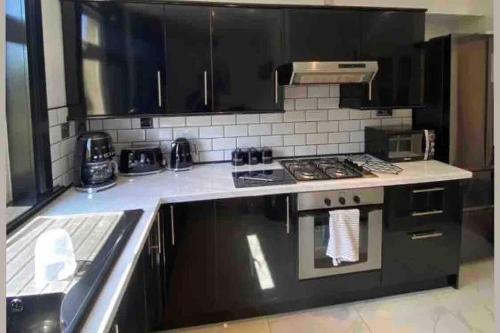 Lovely 2 bedroom with private garden EDI Buitenkant foto